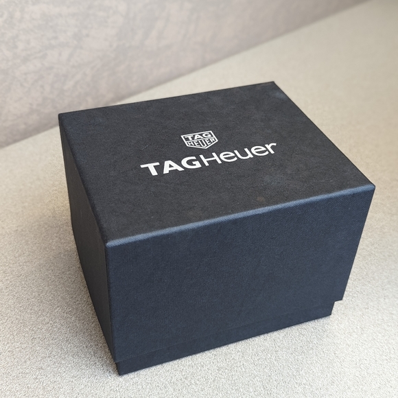 Tag Heuer Women's 300M 'Aquaracer' Time Piece - Picture 2 of 4